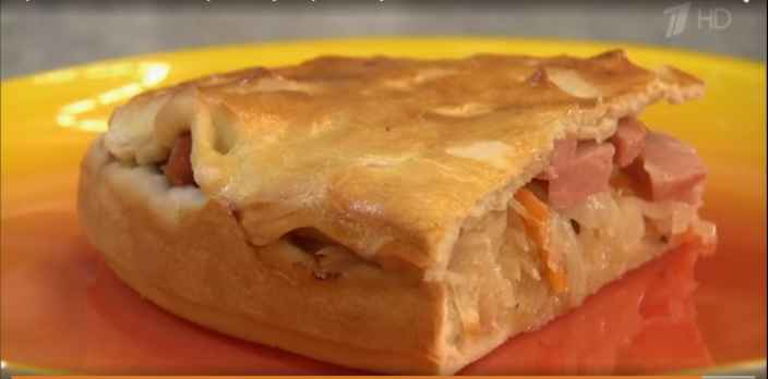 Пирог с начинкой из шпикачек