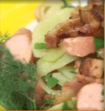 Тёплый картофельный салат с сосисками