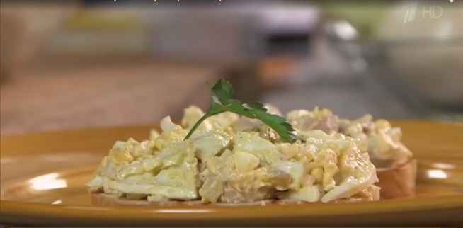 Яичный салат с сосисками
