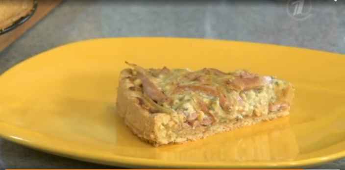 Луковый пирог с колбасой