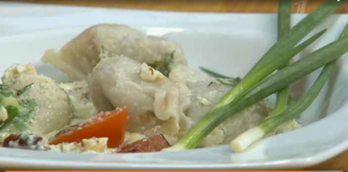 Омлет с огурцами и пельменями
