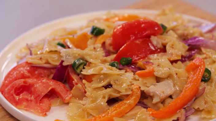Паста с курицей и овощным салатом