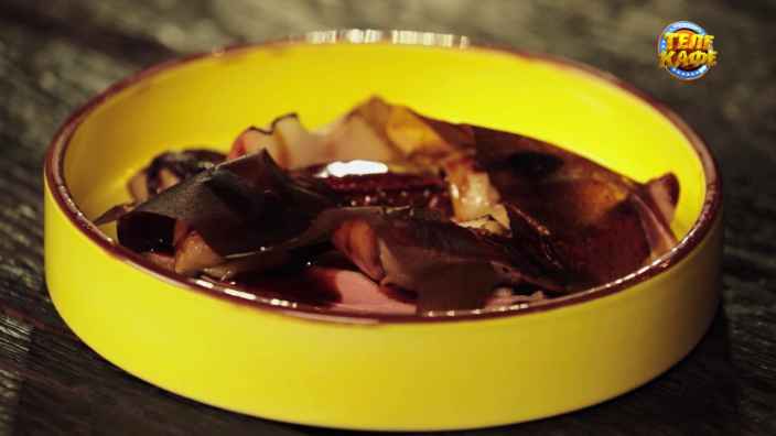 Утка с запечёнными яблоками и соусом из куриных крылышек
