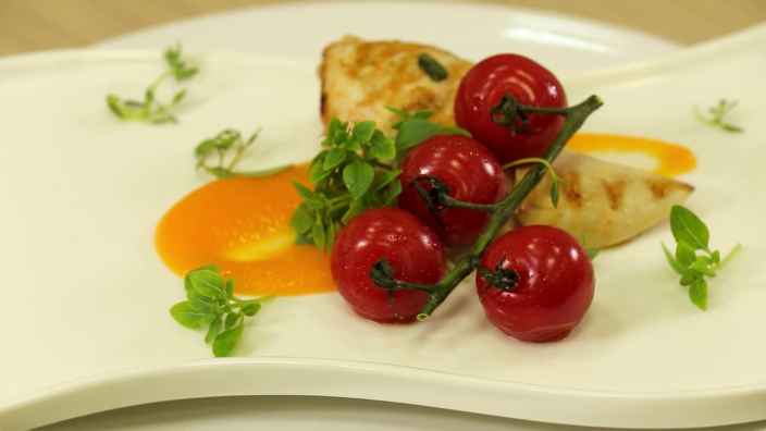 Куриная грудка с помидорами черри и морковным соусом-гелем