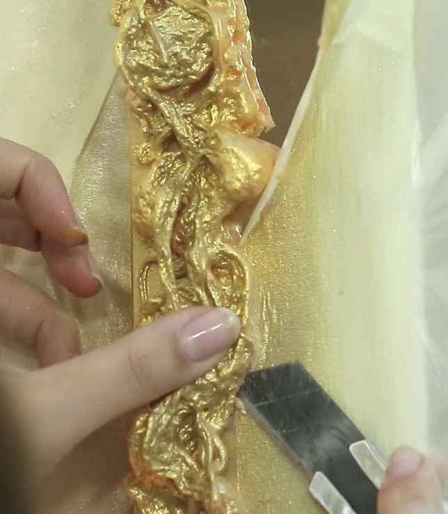 Рамка для зеркала из строительной пены
