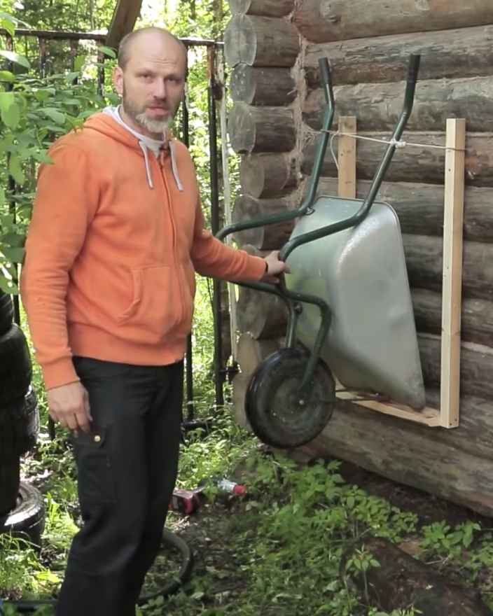 Крепление для хранения садовой тачки
