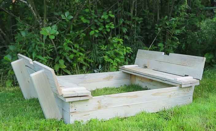 Деревянная песочница с крышкой-скамейкой
