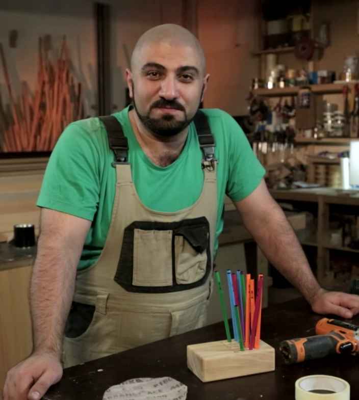 Деревянная подставка для карандашей