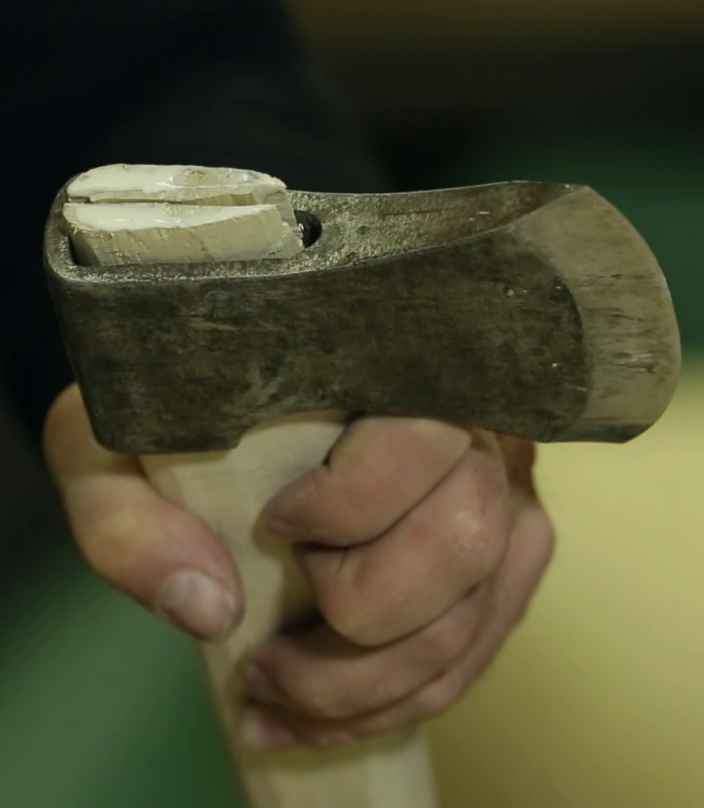 Насаживаем топор на топорище
