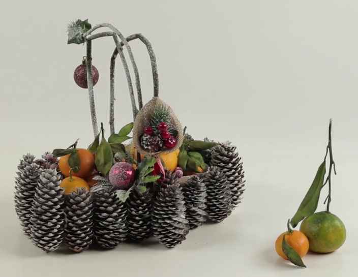 Декоративная корзиночка из шишек