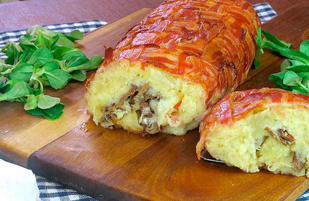 Вкусный пирог с начинкой из картофеля с сыром, беконом и грибами