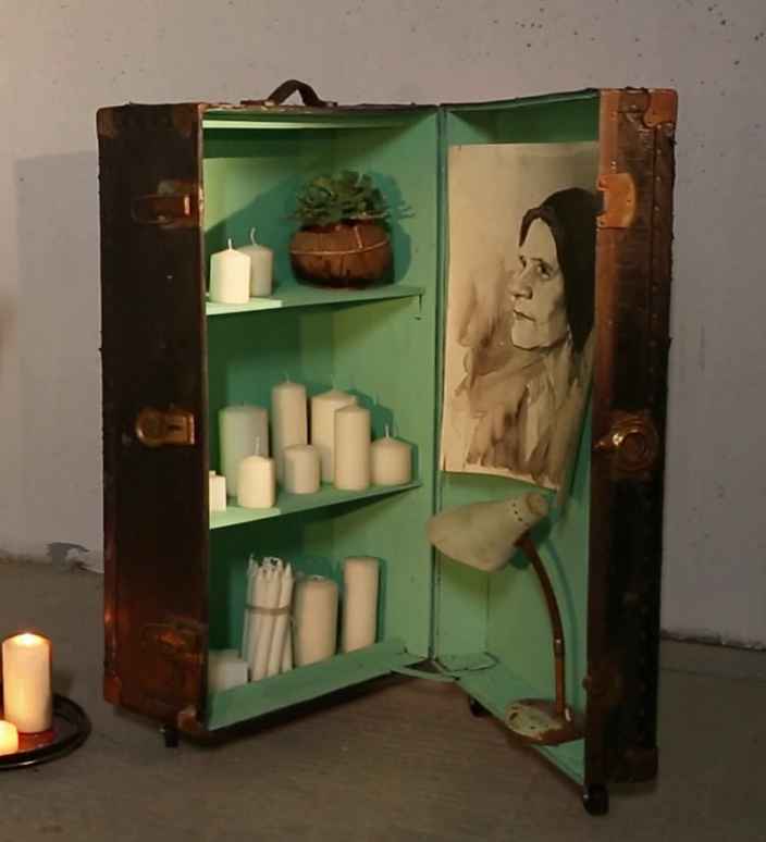 Шкаф на колёсиках из старинного чемодана