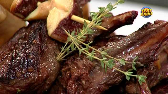 Оленина на кости с клюквенным желе и солёными грибами