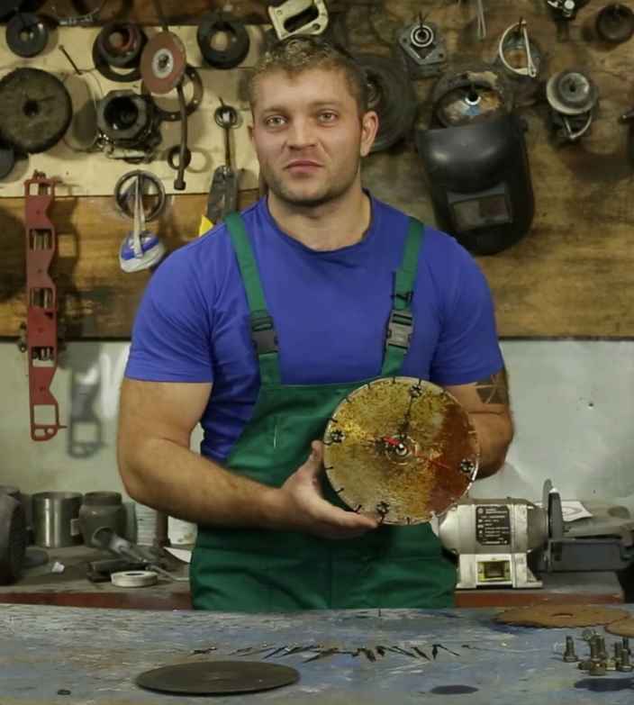 Настенные часы из диска для болгарки