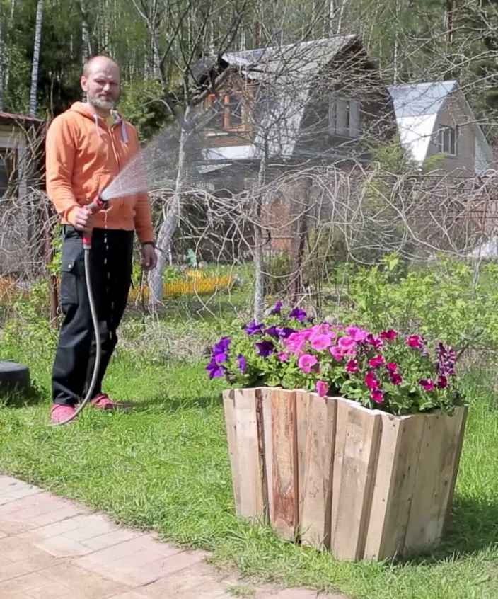 Кашпо для сада из деревянных досок