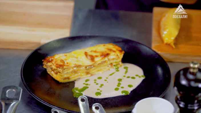 Лазанья с лесными грибами, соусом из шампиньонов и зелёным маслом