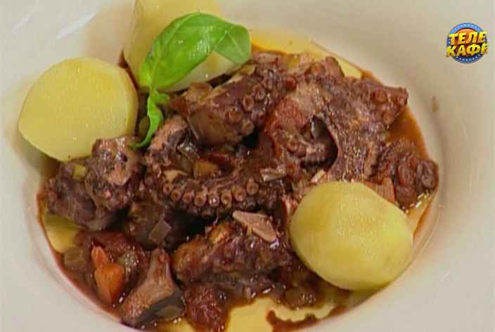 Осьминог, тушенный с овощами
