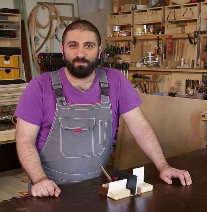Холдер для бумаг из обрезков красного дерева