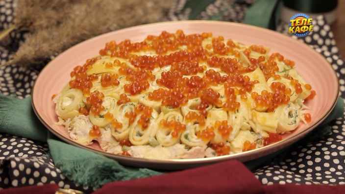 Салат с блинчиками, курицей и маринованными огурцами