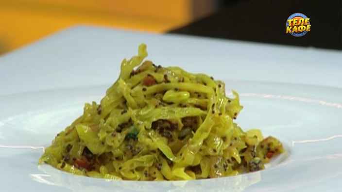Капуста «Сабжи» с семенами горчицы, помидорами и кокосом