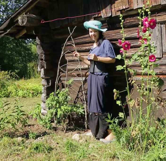Плетёная опора для растений из осиновых веток