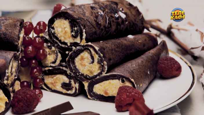 Шоколадный блинный пирог с творогом и курагой