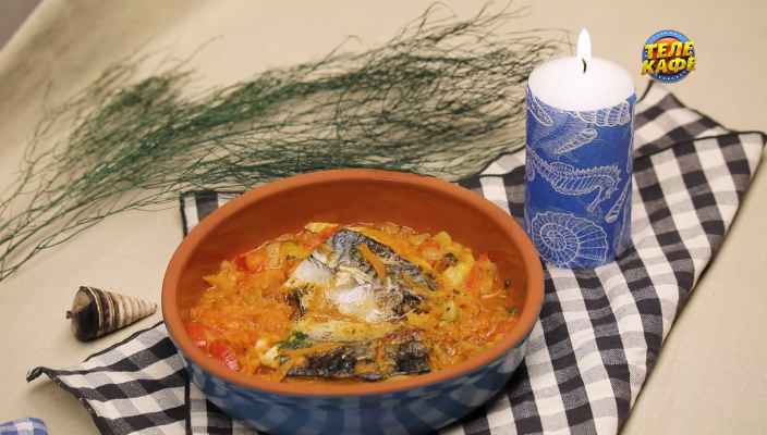 Скумбрия, тушенная с овощами на сковороде