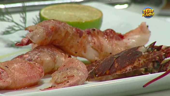 Рулеты из омара с арахисовым соусом