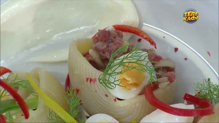 Конкильони с тартаром из говядины и перепелиными яйцами