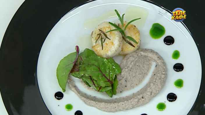 Морские гребешки с фасолью и салатом из свекольных листьев