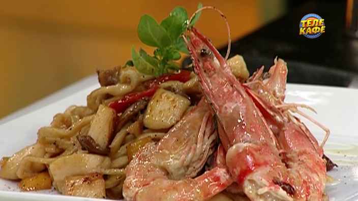 Домашние тальолини с морепродуктами и овощами