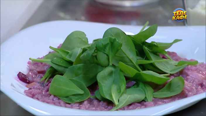 Ризотто со свёклой, лососем, фисташками и клубникой