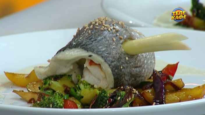 Филе сибаса с жареными овощами и острым кокосовым соусом