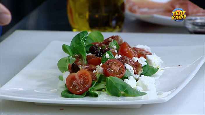 Салат корн с козьим сыром и заправкой из хамона