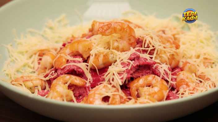 Фарфалле с креветками и соусом из свёклы
