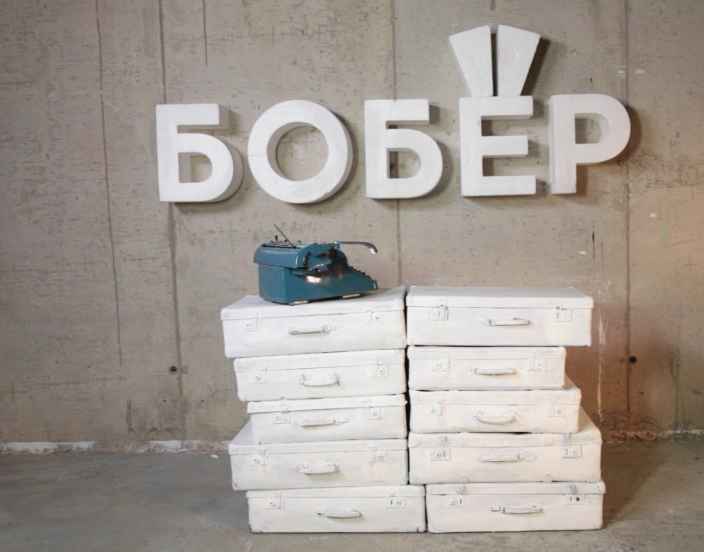 Барная стойка из старых чемоданов