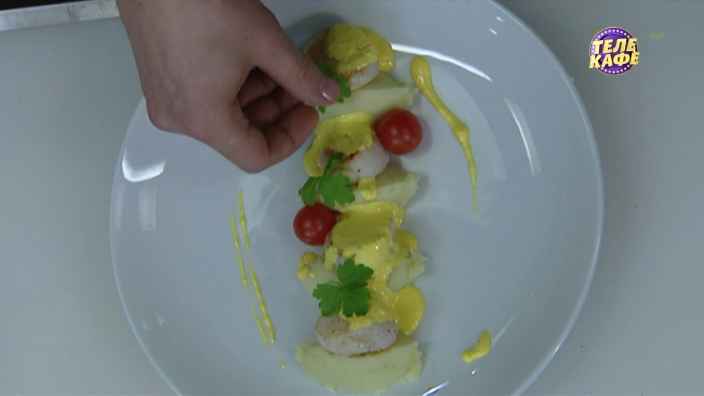 Морские гребешки с пикантным картофельным пюре и шафрановым соусом