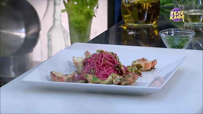 Домашняя лапша под соусом с лангустинами и артишоками