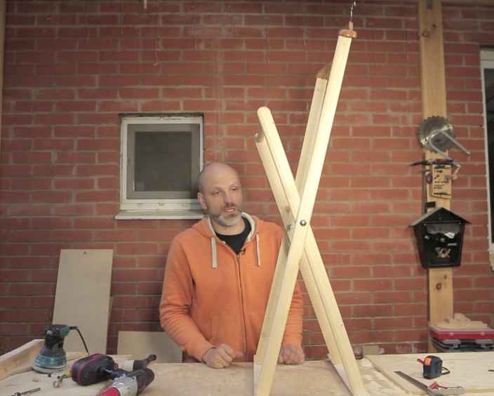 Оригинальная вешалка из подручных материалов