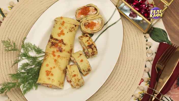 Блинный рулет с красной рыбой, творожным сыром и зеленью