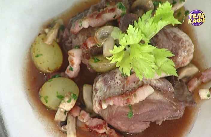 Петух, тушенный в красном вине, с картофельным гарниром