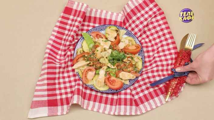 Макаронный салат с овощами и курицей