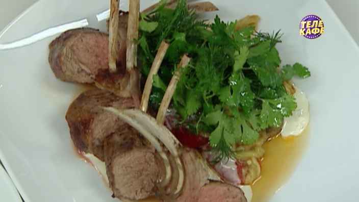 Каре ягнёнка с мягким сыром и запечёнными овощами