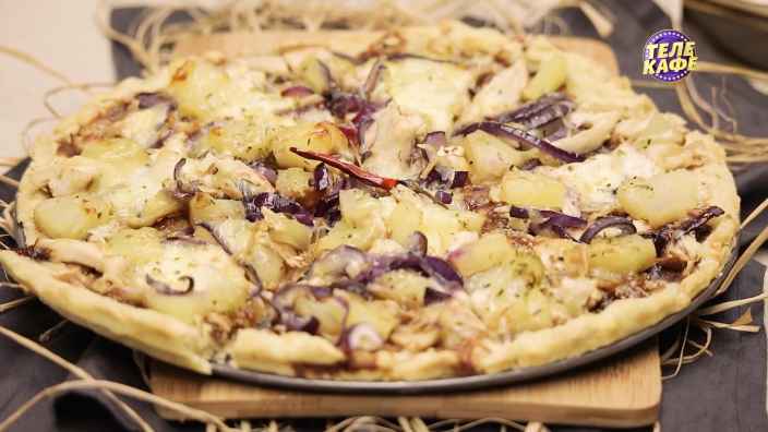 Пицца с курицей, ананасами и красным луком