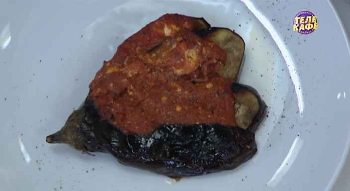 Запечённый баклажан с томатным соусом и прованскими травами